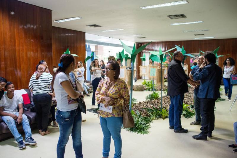 João*, de 17 anos, é natural de Bragança, nordeste do Pará. Há sete meses cumpre medida socioeducativa em uma unidade de internação do Estado após cometer um ato infracional no município onde reside. Mas na manhã desta terça-feira (5), em Belém, pôde vivenciar uma experiência inédita: participou de um espetáculo de teatro (foto) diante de dezenas de pessoas que se reuniram no Teatro Margarida Schivasappa, ao lado de outros 30 adolescentes e jovens privados de liberdade. Uma iniciativa pioneira no país que busca promover a ressocialização por meio da arte, fruto das atividades e oficinas pedagógicas realizadas dentro de espaços gerenciados pela Fundação de Atendimento Socioeducativo do Pará (Fasepa). “Eu nunca tinha vindo em um teatro e isso ficará marcado em mim”, disse o socioeducando. Tímido, ele revelou a vontade de deixar para trás os erros cometidos e seguir um futuro completamente novo, com os primeiros passos sendo dados hoje. “Isso despertou algo dentro de mim, pensar na minha vida e em sair do mundo das drogas. Quem sabe me tornar um ator?” divagou.

FOTO: FERNANDO SETTE / ASCOM IOE
DATA: 05.06.2018
BELÉM - PARÁ <div class='credito_fotos'>Foto: FERNANDO SETTE CÂMARA / ASCOM IOE   |   <a href='/midias/2018/originais/3fe05416-7c4f-4108-996d-1d1606f326e7.jpg' download><i class='fa-solid fa-download'></i> Download</a></div>