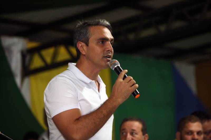 O município de São Francisco do Pará recebeu, neste sábado (30), uma ordem de serviço para o asfaltamento de 5 quilômetros de suas ruas, um investimento de quase R$ 2 milhões. A ação é uma realização do Governo do Estado, por meio da Secretaria de Estado de Desenvolvimento Urbano e Obras Públicas (Sedop), e tem a parceria da Assembleia Legislativa do Estado (Alepa) e da prefeitura do município beneficiado. O evento de entrega ocorreu de 18h às 20h, no Centro de Referência e Assistência Social (Cras) da cidade. A iniciativa faz parte de uma ação maior, já realizada em Viseu, Augusto Corrêa, Tracuateua, Bonito, Floresta do Araguaia, Curionópolis, São João da Ponta, Curuçá, Terra Alta, Sapucaia, Redenção, Capanema, Bragança, São Domingos do Capim e outros municípios. Nos 14 municípios citados, foram destinados mais de R$ 42 milhões para a pavimentação asfáltica em cerca de 95 quilômetros. Na foto, o deputado Júnior Hage.
FOTO: SIDNEY OLIVEIRA / AG. PARÁ
DATA: 30.06.2018
SÃO FRANCISCO - PARÁ <div class='credito_fotos'>Foto: Sidney Oliveira/Ag. Pará | <a href='/midias/2018/originais/3fe1e1f6-0b79-4cc6-9982-5f2e7372121e.jpg' download><i class='fa-solid fa-download'></i> Download</a></div>