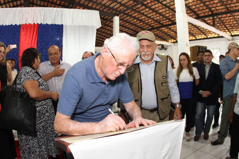 Cento e dezoito famílias da comunidade quilombola do Caeté, no município de Abaetetuba, no nordeste do Estado, foram beneficiadas com um título coletivo de terra. Com o documento, o Governo do Estado, por meio do Instituto de Terras do Pará (Iterpa), reconhece o direito de uma população que há décadas ocupa e trabalha na área. A cerimônia de entrega ocorreu na manhã deste sábado (24), no Centro Comunitário, e contou com a participação do governador Simão Jatene. A área titulada corresponde a cerca de 1.400 hectares. Agora, devidamente respaldadas, as famílias poderão ter acesso a empréstimos, políticas públicas, entre outros benefícios que possibilitam o desenvolvimento da sua produção e a continuidade de suas tradições. “Com o documento de terra a comunidade passa a ter segurança jurídica e acesso a créditos, financiamentos e outros benefícios que antes não lhes era permitido. Além disso, agora eles poderão produzir com mais segurança, mantendo a terra entre as futuras gerações”, afirmou o governador Simão Jatene. Na foto, o titular do Iterpa, Daniel Lopes.
FOTO: CRISTINO MARTINS / AG. PARÁ
DATA: 24.03.2018
ABAETETUBA - PARÁ
<div class='credito_fotos'>Foto: Cristino Martins/Ag. Pará | <a href='/midias/2018/originais/3fe7d5a1-1b90-4929-9be5-8fed5c11ef38.jpg' download><i class='fa-solid fa-download'></i> Download</a></div>