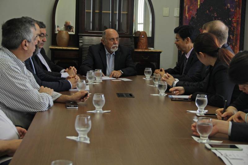 O presidente da China Brazil New Energy Environment International Investment (CBSteel), Zhang Shengsheng, declarou ao governador do Pará, Simão Jatene, e ao secretário estadual de Desenvolvimento Econômico, Adnan Demachki, em reunião no Palácio do Governo, neste sábado, 24, que tem interesse em investir no Pará nas áreas de mineração, agronegócio e turismo. Shengsheng, liderou uma comitiva do Grupo CBSteel, que foi ao Palácio do Governo, em Belém, conversar com Jatene. O governador Simão Jatene disse que o Estado está disposto a negociar com a empresa, desde que a parceria resulte em vantagens socioeconômicas para a população paraense, sem deixar de ser lucrativa aos chineses. ''Queremos que nossos recursos ajudem a desenvolver o Brasil e até outros países, mas é vital que eles contribuam para melhorar a qualidade de vida do povo paraense; esse é o cerne de nossa política de desenvolvimento econômico'', informou o governador Jatene.
FOTO: RODOLFO OLIVEIRA / AG. PARÁ
DATA: 24.05.2018
BELÉM - PARÁ <div class='credito_fotos'>Foto: Rodolfo Oliveira/Ag. Pará | <a href='/midias/2018/originais/3fea4bdd-23a6-4b80-9960-2277dd5ec243.jpg' download><i class='fa-solid fa-download'></i> Download</a></div>