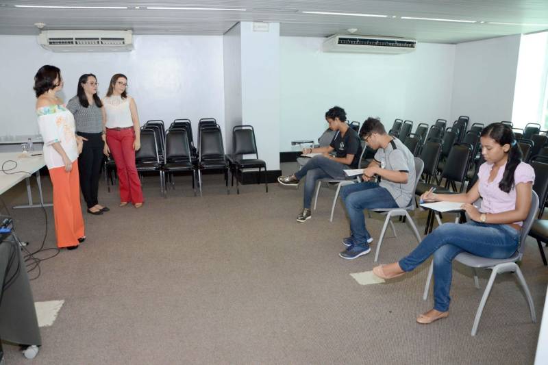 A programação da Feira nesta edição conta ainda com um concurso de redação (foto) promovido pela Secretaria de Estado de Educação (Seduc), em parceria com a Secretaria de Estado de Cultura (Secult) com o tema "Caminhos para paz". O concurso vai selecionar alunos representantes de Unidades Seduc na Escola (USE). Este ano, participam estudantes das USEs 7, 10, 13 e 15. "De cada uma, serão selecionados 15 alunos do 2º e 3º anos ensino médio. Aqueles que tiverem melhor desempenho vão representar a sua unidade. E aqui eles produzem a redação para ser avaliada pela banca julgadora", explicou a coordenadora do Sistema Estadual de Bibliotecas Escolares (Siebe), da Seduc, Arilene Piedade. A aluna Louíse Cordeiro, 15 anos, estudante do 2º ano na Escola Estadual Cornélio de Barros, no bairro da Marambaia, teve o apoio e orientação dos professores e um incentivo especial para produzir os seus textos. "Quando era mais nova, gostava de andar de patins, meus pais então tiveram a ideia de me pedir para fazer uma redação sobre o assunto, como forma de me incentivar e deu super certo", contou.
FOTO: ELISEU DIAS / ASCOM SEDUC
DATA: 04.06.2018
BELÉM - PARÁ <div class='credito_fotos'>Foto: Eliseu Dias / Ascom Seduc | <a href='/midias/2018/originais/3feba37f-5eb6-4c41-b9ff-3e50d270c8b0.jpg' download><i class='fa-solid fa-download'></i> Download</a></div>