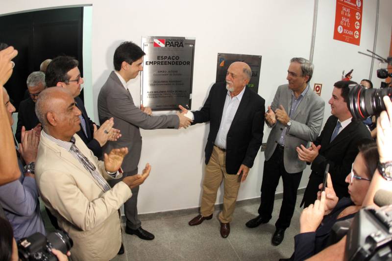 O Parque de Ciência e Tecnologia Guamá (PCT Guamá), em Belém, ganhou um novo prédio para solidificação das ações de incremento ao desenvolvimento socioeconômico do Estado, o Espaço Empreendedor. A cerimônia de inauguração, na quarta-feira (07), foi conduzida pelo governador Simão Jatene e o titular da Secretaria de Estado de Ciência, Tecnologia e Educação Profissional e Tecnológica (Sectet), Alex Fiúza de Mello.
FOTO: CRISTINO MARTINS / AG. PARÁ
DATA: 07.03.2018
BELÉM - PARÁ <div class='credito_fotos'>Foto: Cristino Martins/Ag. Pará | <a href='/midias/2018/originais/3feee46a-3f5c-4d86-bbe2-fd8d289971d2.jpg' download><i class='fa-solid fa-download'></i> Download</a></div>