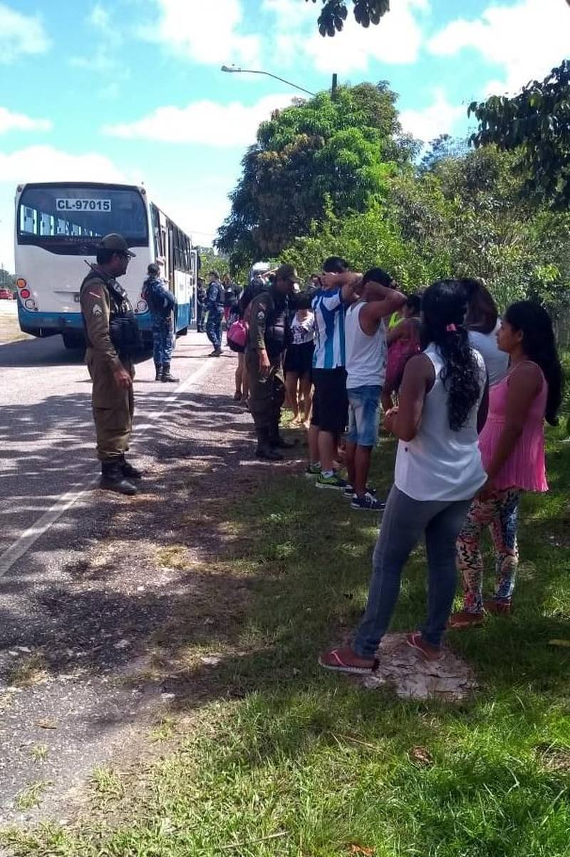 Milhares de veranistas que estiveram neste segundo final de semana de julho na ilha de Mosqueiro (foto), puderam sentir os efeitos da “Operação Verão”, mesmo antes de chegar nas principais praias da “bucólica”, como é conhecida a ilha. Logo no Pórtico de entrada do distrito, agentes de fiscalização do Departamento de Trânsito do Estado (Detran) e da Polícia Militar, na manhã de sábado, 7, e início do domingo, 8, faziam barreira, parando veículos particulares e coletivos. Os agentes de segurança também estiveram em outros pontos, ao longo da BR-316, com equipes do de agentes do Detran, da Polícia Rodoviária (PRF) e dos Departamento Municipal de Trânsito e de Transportes (Demutrans).
FOTO: ASCOM / DETRAN
DATA: 08.07.2018
MOSQUEIRO - PARÁ <div class='credito_fotos'>Foto: ASCOM DETRAN | <a href='/midias/2018/originais/3ff3432f-ef5f-431b-a850-f2c9757232d2.jpg' download><i class='fa-solid fa-download'></i> Download</a></div>