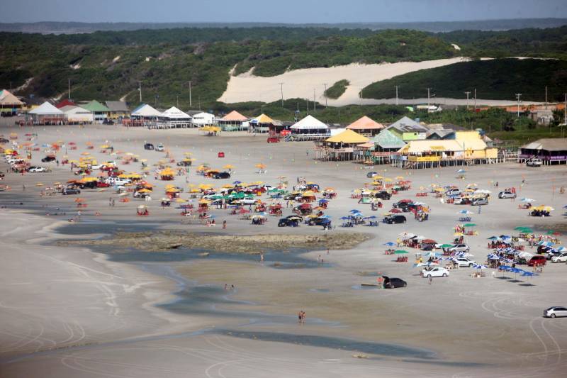 Para oferecer mais segurança e funcionar como uma pequena delegacia na praia em Salinópolis e Mosqueiro, a Secretaria de Estado de Segurança Pública e Defesa Social (Segup) inaugurou neste sábado (30) três Centros de Comando Integrado. Os centros em Salinas estão localizados na Orla do Maçarico e na praia do Atalaia (foto) e, de acordo com o Cel André Cunha, secretário adjunto de Gestão Operacional, servirão para proporcionar uma temporada mais segura para quem for até um dos pontos mais frequentados por veranistas durante o mês de julho. Durante todo o sábado, agentes do Corpo de Bombeiros, Defesa Civil, Departamento de Trânsito do Estado (Detran), polícias Civil e Militar, sob a coordenação da Segup, receberam treinamentos para atuar nos centros de comando, que funcionarão 24h, servindo como uma mini-delegacia na praia.
FOTO: MARCELO LELIS / AG. PARÁ
DATA: 30.06.2018
ATALAIA - PARÁ <div class='credito_fotos'>Foto: Marcelo Lelis / Ag. Pará | <a href='/midias/2018/originais/3ff44196-3480-4fc4-a463-923e4c665e31.jpg' download><i class='fa-solid fa-download'></i> Download</a></div>