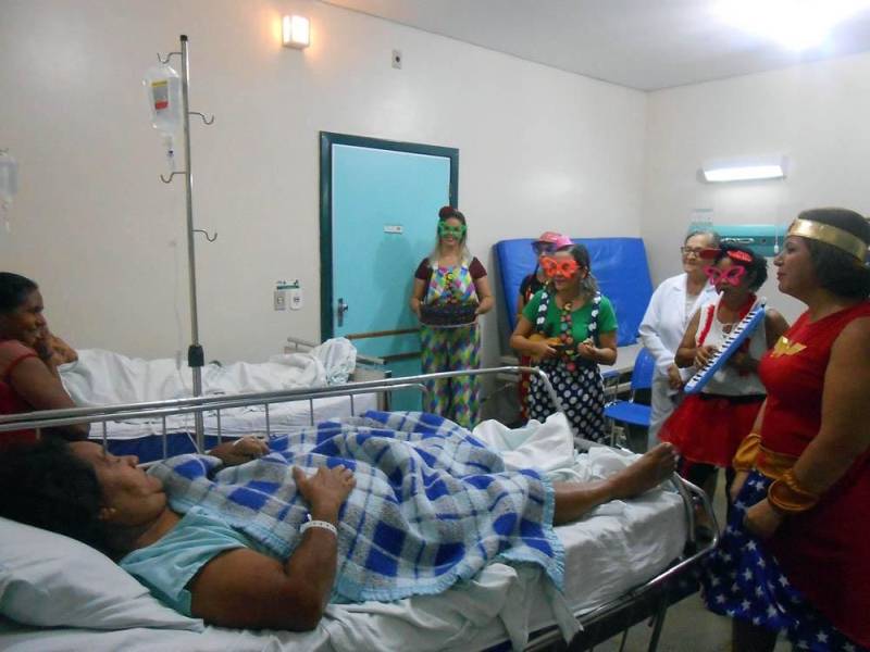 No Hospital Regional do Sudeste do Pará - Dr. Geraldo Veloso (HRSP), em Marabá (PA), o movimento nas enfermarias vai além de profissionais da assistência. Os pacientes também recebem cuidado especial dos integrantes do Programa de Voluntariado, por meio de atividades como musicoterapia e risoterapia. Neste mês, a unidade quis retribuir a dedicação dessas pessoas e homenageá-las durante a II Convenção dos Voluntários. Durante a programação, os participantes receberam cartas e assistiram a depoimentos de pacientes, acompanhantes e colaboradores gratos pelo tempo que os voluntários dedicam à atividade na unidade. Na foto, projeto de Musicoterapia.

FOTO: ASCOM / HRSP
DATA: 02.06.2018
MARABÁ - PARÁ <div class='credito_fotos'>Foto: ASCOM HRSP   |   <a href='/midias/2018/originais/4000e091-2c1e-4ea7-a99e-40afce2661be.jpg' download><i class='fa-solid fa-download'></i> Download</a></div>