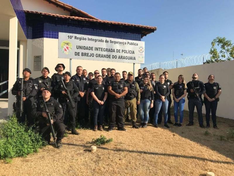 Os indicadores de violência do mês de dezembro deste ano mostram redução dos índices de roubo e mortes na região de Carajás, Sudeste do Estado. Até o dia 25 de dezembro de 2018, foram registradas 19 mortes na região, 16 a menos, nenhum latrocínio e 367 roubos, em 2017 no ano passado foram identificados 650 no mesmo período, ou seja, uma redução de quase 50%. Os dados foram contabilizados pelo Comando Regional de Policiamento II (CPR2) e a 10ª Região de Integração de Segurança Pública (RISP) da Polícia Civil, ambos com jurisdição em 16 munícipios, incluindo Marabá, Parauapebas e Canaã dos Carajás. De acordo com o comandante do CPR2, Coronel Mauro Sérgio, no ano de 2018 em relação a 2017, na região a redução de roubos foi de 25% e quase 50% nos latrocínios, que é roubo seguido de morte. Ele destaca que diante de uma crise econômica a violência tende a aumentar, mas devido ao modo de comandar baseado em três pilares de segurança que são gestão, transparência e comando, os índices diminuíram. Na foto, operação da Polícia Civil na região.

FOTO: ASCOM / CRGSP
DATA: 29.12.2018
BREJO GRANDE DO ARAGUAIA - PARÁ <div class='credito_fotos'>Foto: ASCOM CRGSP   |   <a href='/midias/2018/originais/40010ff7-5127-40d5-bc98-e99a5a3c1f96.jpg' download><i class='fa-solid fa-download'></i> Download</a></div>