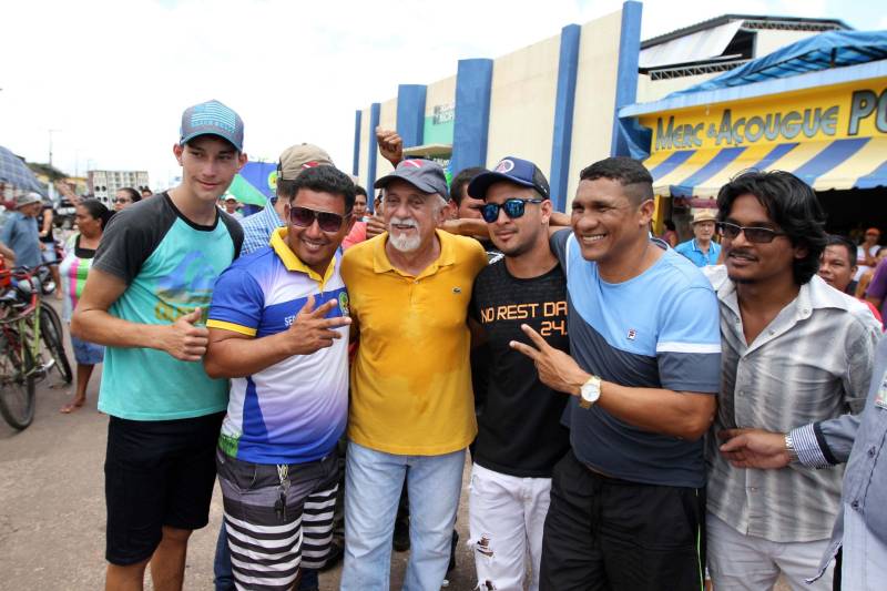 "Agora a população terá um lugar mais organizado, com mais higiene para comprar seu pescado e a sua carne. E pra gente que possui restaurante é melhor ainda, pois além da facilidade de adquirir os alimentos, o mercado também atrai clientes", comemorou Jaqueline Cardoso, 20 anos, que possui um ponto de venda de comidas em frente ao Mercado Municipal José Noronha Monteiro, no distrito de Boa Vista, em Quatipuru, no nordeste paraense. O espaço foi entregue oficialmente à população nesta segunda-feira (19), assim como as obras de pavimentação asfáltica da PA-446 e de cinco pontes em concreto ao longo da rodovia. A cerimônia contou com a presença do governador Simão Jatene, parlamentares, prefeitos da região entre outras autoridades locais. "Essas são importantes obras que vão beneficiar não só a população de Quatipuru, mas de toda a região. E faço questão de ressaltar que em todas elas existe o dinheiro dos impostos que todos nós paraenses pagamos. Esse é o retorno que fazemos questão de dar à população. Nós gestores somos apenas instrumentos desse grande desenvolvimento, quem financia é o povo", afirmou o governador Simão Jatene.
FOTO: CRISTINO MARTINS / AG. PARÁ
DATA: 19.03.2018
QUATIPURU - PARÁ <div class='credito_fotos'>Foto: Cristino Martins/Ag. Pará | <a href='/midias/2018/originais/4005e2a0-8385-4d88-8be1-2e7aea383567.jpg' download><i class='fa-solid fa-download'></i> Download</a></div>