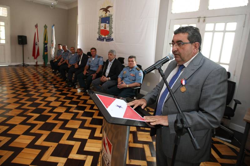 Setenta e duas personalidades civis e militares receberam, na manhã desta terça-feira, 20, no auditório do Palácio dos Despachos, em Belém, a Medalha do Mérito Governador Lauro Sodré, concedida por ocasião das comemorações pelos 101 anos de criação da Casa Militar da Governadoria do Estado, fundada em 12 de fevereiro de 1917. A honraria é destinada a personalidades que prestaram serviços relevantes ao Pará e suas instituições, especialmente à Governadoria do Estado. A solenidade foi aberta pelo governador Simão Jatene, que fez questão de parabenizar a todos os servidores da Casa Militar da Governadoria e aos agraciados com a Medalha Lauro Sodré. Na foto, o secretários de Estado de Desenvolvimento Econômico, Mineração e Energia, Adnan Demachki.
FOTO: ANTONIO SILVA / AG. PARÁ
DATA: 20.02.2018
BELÉM - PARÁ <div class='credito_fotos'>Foto: Antônio Silva/Ag. Pará | <a href='/midias/2018/originais/4009976f-98da-4d33-a631-b16a27e502d5.jpg' download><i class='fa-solid fa-download'></i> Download</a></div>