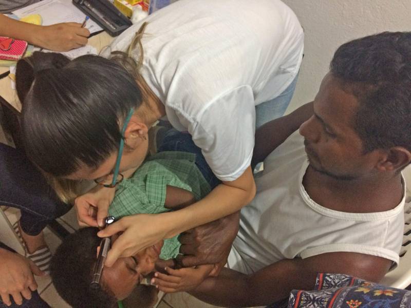 A saúde de Janete de Souza Santos, de 49 anos, tem inspirado cuidados desde o aparecimento de uma bolha amarela na perna direita há alguns meses. Depois de uma internação e passagem por vários médicos, a ajudante de cozinha decidiu ouvir a opinião de mais um especialista. Ela aproveitou uma ação (foto) do Hospital Regional do Sudeste do Pará - Dr. Geraldo Veloso (HRSP), no bairro Amapá, no núcleo Cidade Nova, para receber o atendimento perto de casa.
FOTO: ASCOM / HRSP
DATA: 28.05.2018
MARABÁ - PARÁ <div class='credito_fotos'>Foto: ASCOM HRSP | <a href='/midias/2018/originais/400c51fb-9539-4c07-94cd-95d145eeac90.jpg' download><i class='fa-solid fa-download'></i> Download</a></div>