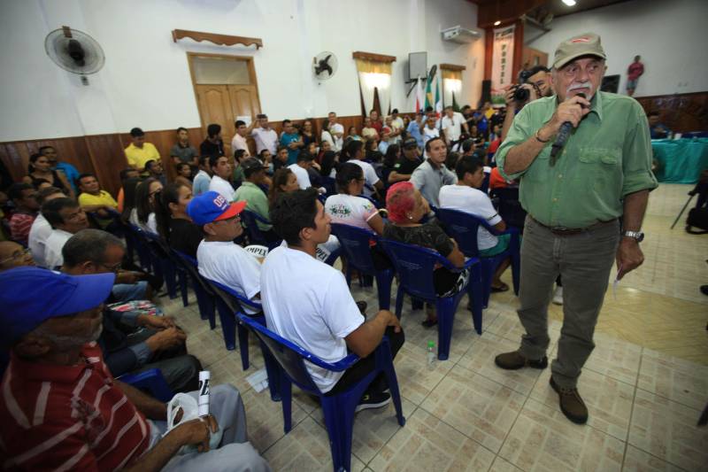 O produtor rural Nilson Corrêa da Silva, 23 anos, mora na comunidade Santo Ezequiel Moreno e produz alimentos em 700 hectares de terra na agrovila Acutipereira, no município de Portel, no arquipélago do Marajó. Mesmo morando e produzindo alimentos na comunidade, ele não possuía título de propriedade de terra. Para beneficiar produtores como Nilson, o governador Simão Jatene entregou, na manhã desta sexta-feira (23), títulos coletivos que beneficiaram mais de mil famílias. Os títulos também beneficiaram comunidades remanescentes de quilombos e povos tradicionais do município marajoara. O Pará foi o Estado que mais titulou áreas em prol dos remanescentes de quilombos no Brasil. Das 170 comunidades tituladas no país, 62 estão no Pará, sendo que destas 53 foram tituladas pelo Instituto de Terras do Pará (Iterpa).

FOTO: MÁCIO FERREIRA / AG. PARÁ
DATA: 23.03.2018
PORTEL - PARÁ <div class='credito_fotos'>Foto: MÁCIO FERREIRA/ AG. PARÁ   |   <a href='/midias/2018/originais/40130635-36ef-43be-9ea8-cd23678fe6e9.jpg' download><i class='fa-solid fa-download'></i> Download</a></div>