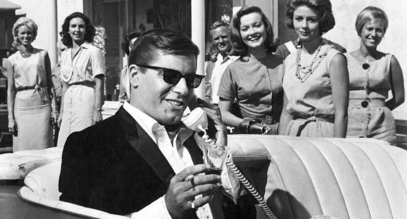 Em sessão única, com entrada franca, a Sessão Maldita desta terça-feira (27) exibirá, às 20 h, o filme “O Mocinho Encrenqueiro”, dirigido e estrelado por Jerry Lewis, no Cine Líbero Luxardo, da Fundação Cultural do Pará (FCP). A comédia é protagonizada pelo próprio diretor, que se destaca com as expressões faciais e corporais que fazem a diferença nas pequenas situações vividas pelo personagem em Hollywood. Contratado para ser "os olhos e os ouvidos" de um chefão de Hollywood, na Paramutual Pictures, Morty S. Tashman se disfarça de entregador para poder percorrer o local e depois contar ao chefe toda e qualquer atividade desonesta ou questionável. Mas todas as intrigas e malandragens que descobre são as que ele mesmo provoca.
FOTO: DIVULGAÇÃO
DATA: 26.03.2018
BELÉM - PARÁ <div class='credito_fotos'>Foto: Divulgação | <a href='/midias/2018/originais/4013d85e-59c1-45c3-aa5c-58c91eefe269.jpg' download><i class='fa-solid fa-download'></i> Download</a></div>