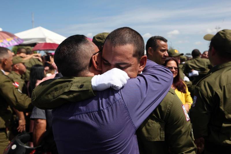 A cerimônia de formatura dos novos praças da Polícia Militar ocorreu na manhã desta segunda-feira (9), simultaneamente, em Belém e outros seis municípios paraenses: Santa Izabel, Castanhal, Barcarena, Capanema, Bragança e Tucuruí. Em Parauapebas, Marabá, Breves, Soure e Conceição do Araguaia, a formatura será celebrada na quinta-feira, dia 12. Na sexta-feira, dia 13, é a vez de Santarém, Altamira, Paragominas e Itaituba. O governador Simão Jatene presidiu a cerimônia de formatura no Portal da Amazônia, bairro da Cidade Velha, em Belém. Milhares de familiares dos formandos lotaram o espaço para entregar aos novos policiais militares seus diplomas de conclusão de curso.
FOTO: SIDNEY OLIVEIRA / AG. PARÁ
DATA: 09.07.2018
BELÉM - PARÁ <div class='credito_fotos'>Foto: Sidney Oliveira/Ag. Pará | <a href='/midias/2018/originais/40178a16-aeaf-4be9-9353-b6d8ee56380a.jpg' download><i class='fa-solid fa-download'></i> Download</a></div>