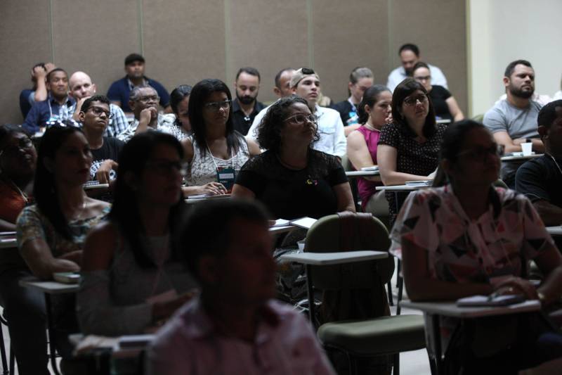 Publicom – o Encontro de Comunicação do Pará. Realizado pela Secretaria de Estado de Comunicação (Secom), o evento começou nesta quarta-feira (21), no Carajás Centro de Convenções, com cerca de 250 inscritos. Protocolo e etiqueta - À tarde, o cerimonialista do governo do Estado, Reginaldo Teles (foto), ministrou a oficina “Cerimonial, Protocolo e Etiqueta”, contando sua experiência de 30 anos na promoção de cerimoniais, como eventos oficiais, casamentos e congressos
FOTO: MARCELO LÉLIS / AG. PARÁ
DATA: 21.03.2018
MARABÁ - PARÁ <div class='credito_fotos'>Foto: Marcelo Lelis / Ag. Pará | <a href='/midias/2018/originais/4018fae0-7877-4297-b521-ef76159a33d7.jpg' download><i class='fa-solid fa-download'></i> Download</a></div>