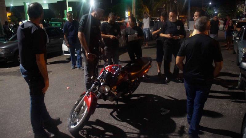 Mais de 40 veículos apreendidos (foto), entre carros e motos, e seis flagrantes por crime ambiental de poluição sonora, além da apreensão de duas motos roubadas. Esse foi o saldo final da operação denominada "Harpócrates" (nome do Deus grego do silêncio) deflagrada, na madrugada deste sábado (19), no bairro do Marco, em Belém. Mais de 100 agentes das Polícias Militar e Civil, do Departamento Estadual de Trânsito (Detran), da Guarda Municipal de Belém (GBel) e da Secretaria Municipal de Economia (Secon) foram mobilizados na operação, que teve início por volta de 1h da magrugada de hoje (19), na área do entorno de um autoposto, localizado na esquina das Avenidas Doutor Freitas e Duque de Caxias. O objetivo da ação policial, explica o delegado-geral adjunto da Polícia Civil, Rogério Morais, é dar resposta às denúncias sobre o barulho vindo de carros e quanto à permanência de jovens, inclusive adolescentes, consumindo bebidas alcoólicas e drogas, no local, até altas horas da madrugada.
FOTO: ASCOM / POLÍCIA CIVIL
DATA: 19.05.2018
BELÉM - PARÁ <div class='credito_fotos'>Foto: Ascom / Polícia Civil | <a href='/midias/2018/originais/401e5ed7-4e3d-4a43-8c7f-cd4113a2ca34.jpg' download><i class='fa-solid fa-download'></i> Download</a></div>