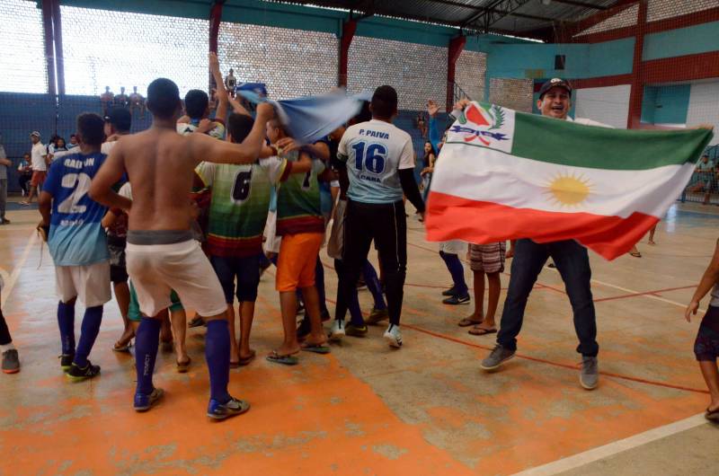 Com medalhas de ouro em handebol, futsal e basquetebol, e prata em voleibol, o município de Mãe do Rio, no nordeste paraense, encerrou sua participação na 2ª etapa Regional dos Jogos Estudantis Paraenses (JEPs) no sábado (12). A participação de Mãe do Rio na competição, que completa 60 anos em 2018, iniciou antes de sua elevação à condição de município, há 30 anos.
FOTO: ELISEU DIAS / ASCOM SEDUC
DATA: 12.05.2018
MÃE DO RIO - PARÁ <div class='credito_fotos'>Foto: Eliseu Dias / Ascom Seduc | <a href='/midias/2018/originais/401e7803-2cb2-4e1b-84ef-0efb3d5fff88.jpg' download><i class='fa-solid fa-download'></i> Download</a></div>