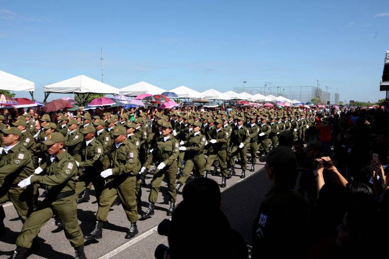 A cerimônia de formatura dos novos praças da Polícia Militar ocorreu na manhã desta segunda-feira (9), simultaneamente, em Belém e outros seis municípios paraenses: Santa Izabel, Castanhal, Barcarena, Capanema, Bragança e Tucuruí. Em Parauapebas, Marabá, Breves, Soure e Conceição do Araguaia, a formatura será celebrada na quinta-feira, dia 12. Na sexta-feira, dia 13, é a vez de Santarém, Altamira, Paragominas e Itaituba. O governador Simão Jatene presidiu a cerimônia de formatura no Portal da Amazônia, bairro da Cidade Velha, em Belém. Milhares de familiares dos formandos lotaram o espaço para entregar aos novos policiais militares seus diplomas de conclusão de curso.
FOTO: SIDNEY OLIVEIRA / AG. PARÁ
DATA: 09.07.2018
BELÉM - PARÁ <div class='credito_fotos'>Foto: Sidney Oliveira/Ag. Pará | <a href='/midias/2018/originais/4024c600-e943-4742-be95-86b1ed195ca4.jpg' download><i class='fa-solid fa-download'></i> Download</a></div>