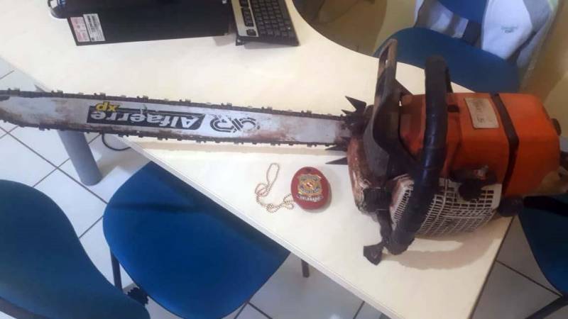 A Polícia Civil prendeu em flagrante três pessoas acusadas de crime contra o meio ambiente e associação criminosa, no município de Tucuruí, no sudeste paraense, durante operação deflagrada por policiais da Delegacia de Conflitos Agrários de Marabá (Deca). Segundo informação divulgada neste domingo (3), além dos três presos, cinco pessoas foram conduzidas para a Seccional de Tucuruí pelos policiais. Das cinco pessoas, quatro foram liberadas após serem enquadradas por transporte ilegal de madeira e derrubada de árvores para fins comerciais. O outro detido prestou depoimento e foi liberado. Dois dos três presos em flagrante vão responder também por corrupção ativa, por terem oferecido aos policiais civis R$ 10 mil para serem liberados. Com os acusados foram apreendidos três caminhões carregados com madeiras nobres, uma motosserra (foto) e R$ 6 mil em espécie. A operação foi comandada pelo delegado Waney Alexandre, titular da Deca de Marabá.

FOTO: ASCOM / POLÍCIA CIVIL
DATA: 03.06.2018
TUCURUÍ - PARÁ <div class='credito_fotos'>Foto: Ascom / Polícia Civil   |   <a href='/midias/2018/originais/403de93b-532f-4672-9eda-f207110a145d.jpg' download><i class='fa-solid fa-download'></i> Download</a></div>