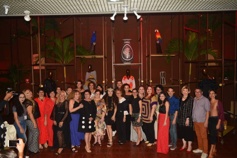 Autoridades, designers, empreendedores criativos e público em geral participaram do lançamento da nova Coleção de Produtos de Moda 2018/2019 e reinauguração do espaço comercial do Espaço São José Liberto (ESJL). Na ocasião, também foi exibido um fashion-film com direção artística de André Lima para apresentar as peças da nova coleção. Na foto, Coletivo de designers e parceiros.

FOTO: ASCOM IGAMA / ESJL
DATA: 06.12.2018
BELÉM - PARÁ <div class='credito_fotos'>Foto: ASCOM IGAMA   |   <a href='/midias/2018/originais/4045e733-2329-43f5-935d-5aecdedff359.jpg' download><i class='fa-solid fa-download'></i> Download</a></div>