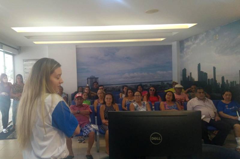 Nesta sexta-feira, 25, comemora-se o Dia Internacional da Tireoide para a maior conscientização sobre os distúrbios dessa glândula que fica na parte anterior pescoço e atinge 60% da população, sendo que o sexo feminino é o mais afetado com casos de nódulos. Em comemoração alusiva à data, na quinta-feira (24), a equipe de endocrinologista do Hospital Jean Bitar (HJB), que é referência nessa especialidade no Pará, promoveu ação de educação em saúde com a realização de palestras e distribuição de material educativo para colaboradores, usuários, acompanhantes e visitantes nas áreas de atendimento.

FOTO: ASCOM / HJB
DATA: 24.05.2018
BELÉM - PARÁ <div class='credito_fotos'>Foto: ASCOM HJB   |   <a href='/midias/2018/originais/40486bda-6b1f-4c8b-812d-0ada85349f91.jpg' download><i class='fa-solid fa-download'></i> Download</a></div>
