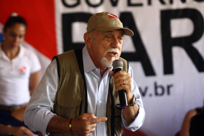 “Ter a posse da terra é a certeza de que nunca iremos perder o nosso direito, que nossos filhos e nossos netos poderão dar continuidade a nossa história em segurança. Foram anos de luta até chegar esse dia, agraciados com a assinatura do nosso título de terra. Só temos a agradecer a todos que fizeram parte disso e a cada um que lutou junto para que hoje isso se tornasse realidade”. A fala emocionada foi de seu Mário Araújo Silva, presidente da Associação Remanescente de Quilombo Espírito Santo, localizada no município do Acará, no nordeste do Estado. Ele assinou, neste sábado (24), junto com o governador Simão Jatene (foto), o título que dá a posse da terra a comunidade. A fala do presidente traduz o sentimento das dezenas de famílias que moram no local, que agora tem a posse legítima do local onde seus antepassados viveram. “Sou filho de mãe negra. Nasci aqui como minha vó, bisavó, que fazem parte da história dessa comunidade que já existe a mais de 300 anos.
FOTO: SIDNEY OLIVEIRA / AG. PARÁ
DATA: 24.03.2018
ACARÁ - PARÁ <div class='credito_fotos'>Foto: Sidney Oliveira/Ag. Pará | <a href='/midias/2018/originais/40522449-4298-4884-944b-e1a984c15f14.jpg' download><i class='fa-solid fa-download'></i> Download</a></div>
