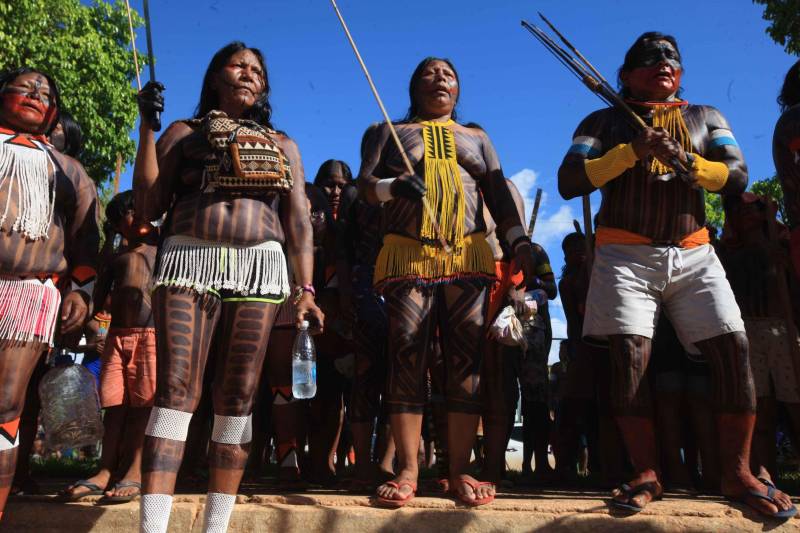 Uma caminhada pelas principais ruas de São Félix do Xingu foi o ponto alto da programação da Semana dos Povos Indígenas nesta quarta-feira (18). Os índios se concentraram em frente à Secretaria Municipal de Cultura, entoando cantos de guerra e dançando na luta por direitos. Uma das principais reivindicações é a retomada de territórios e a gestão ambiental dessas áreas. Durante a passeata, caciques se revezavam proferindo palavras de ordem, enquanto todos seguiam em cadência rumo à Praça do Triângulo, onde ocorre grande parte das atividades. A passeata foi também um protesto contra a exoneração de Franklimberg Ribeiro de Freitas da presidência da Fundação Nacional do Índio (Funai). Ele teria sido demitido pelo presidente Michel Temer a pedido de deputados da bancada ruralista, em Brasília.
FOTO: RODOLFO OLIVEIRA / AG. PARÁ
DATA: 18.04.2018
SÃO FÉLIX DO XINGU - PARÁ <div class='credito_fotos'>Foto: Rodolfo Oliveira/Ag. Pará | <a href='/midias/2018/originais/4054fa20-6e41-47de-87e1-84de95cd4c43.jpg' download><i class='fa-solid fa-download'></i> Download</a></div>