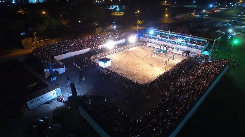 O Pará apresenta as potencialidades do seu rebanho, a partir desse mês, com as aberturas de feiras e exposições agropecuárias, que movimentam produtores rurais de todo o país, em busca de inovações no agronegócio e trocas de experiências. A maior feira do segmento do agronegócio, a 23ª Expo Carajás (foto), abriu as portas no dia 3, com uma cavalgada pelas ruas da cidade de Redenção, sul do estado, com a participação de 1.200 cavaleiros e amazonas. A expectativa de público é de 200 mil pessoas até o encerramento, neste sábado (9). A 23ª Expo Carajás ficou apenas dois anos sem ser realizada, mas retomou em 2017, ganhando força na edição de 2018, de acordo com Valteir Rezende, presidente da entidade organizadora do evento, o Sindicato Rural de Redenção, Bannach, Cumaru do Norte e Pau D’Arco (SRR). “Apesar da crise que estamos vivendo, há uma grande motivação no setor, principalmente dos patrocinadores, por se tratar de um evento muito importante para a economia do Pará, que atrai empresários de outros estados e muitas oportunidades de negócios para a região”, pontuou.
FOTO: ASCOM / PREFEITURA DE CARAJÁS
DATA: 08.06.2018
CARAJÁS - PARÁ <div class='credito_fotos'>Foto: ASCOM / PREFEITURA DE CARAJÁS | <a href='/midias/2018/originais/4055dd5a-1dd9-4d27-a5a9-887b913e6fa1.jpg' download><i class='fa-solid fa-download'></i> Download</a></div>