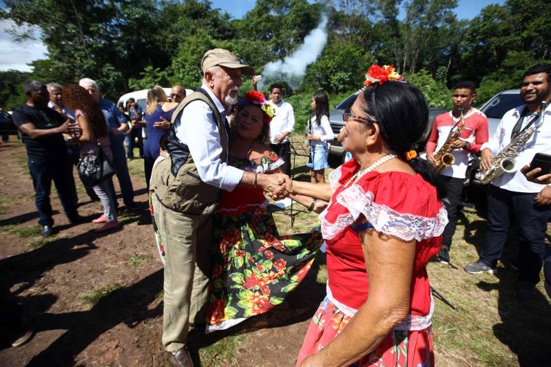 “Ter a posse da terra é a certeza de que nunca iremos perder o nosso direito, que nossos filhos e nossos netos poderão dar continuidade a nossa história em segurança. Foram anos de luta até chegar esse dia, agraciados com a assinatura do nosso título de terra. Só temos a agradecer a todos que fizeram parte disso e a cada um que lutou junto para que hoje isso se tornasse realidade”. A fala emocionada foi de seu Mário Araújo Silva, presidente da Associação Remanescente de Quilombo Espírito Santo, localizada no município do Acará, no nordeste do Estado. Ele assinou, neste sábado (24), junto com o governador Simão Jatene (foto), o título que dá a posse da terra a comunidade. A fala do presidente traduz o sentimento das dezenas de famílias que moram no local, que agora tem a posse legítima do local onde seus antepassados viveram. “Sou filho de mãe negra. Nasci aqui como minha vó, bisavó, que fazem parte da história dessa comunidade que já existe a mais de 300 anos.
FOTO: SIDNEY OLIVEIRA / AG. PARÁ
DATA: 24.03.2018
ACARÁ - PARÁ <div class='credito_fotos'>Foto: Sidney Oliveira/Ag. Pará | <a href='/midias/2018/originais/405c7c86-d419-4a36-b219-d3cc55826e90.jpg' download><i class='fa-solid fa-download'></i> Download</a></div>