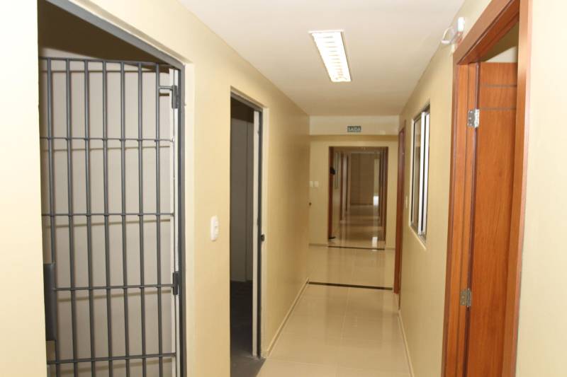 O governador Simão Jatene inaugurou nesta quinta-feira, 27, as novas instalações do Núcleo de Atendimento Integrado (NAI, na foto). Localizado na Avenida Governador José Malcher, o NAI reúne, em um só prédio, todos os órgãos que trabalham com adolescentes vulneráveis, em situação de risco social ou que cometeram infrações passíveis de punição. “Temos que punir, mas sem excluir, sem relegar a um segundo plano da sociedade e, ao mesmo tempo, sem ignorar o que esses jovens e adolescentes querem nos dizer quando cometem algum ato infracional”, disse o governador Simão Jatene durante a inauguração. O NAI é composto pela Divisão de Atendimento ao Adolescente (Data), Promotoria da Infância e Juventude do Ministério Público do Estado, Juizado da Infância e Juventude do Tribunal de Justiça do Estado, Defensoria Pública, Companhia Independente Especializada de Policiamento Assistencial da PM (Ciepas) e Fundação de Atendimento Socioeducativo do Pará (Fasepa).

FOTO: CRISTINO MARTINS / AG. PARÁ
DATA: 27.12.2018
BELÉM - PARÁ <div class='credito_fotos'>Foto: Cristino Martins/Ag. Pará   |   <a href='/midias/2018/originais/4066ed93-9320-4812-b8db-44a237b57739.jpg' download><i class='fa-solid fa-download'></i> Download</a></div>