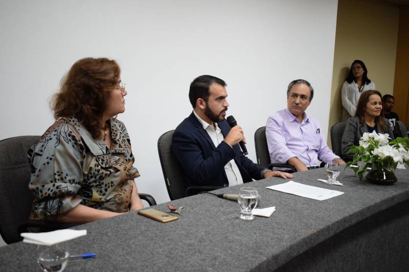 “Agora estes profissionais voltam às suas instituições com olhar e perspectivas diferenciados da forma de desenvolver o serviço público”. Foi desta maneira que a titular da Secretaria de Estado de Administração (Sead), Alice Viana, referiu-se aos 39 concluintes do Curso de Especialização em Gestão de Ciência e Tecnologia e Educação Profissional e Tecnológica que foram certificados na manhã desta quinta-feira (13), no auditório da Escola de Governança Pública do Estado do Pará (EGPA). O curso surgiu de uma demanda da Secretaria de Ciência, Tecnologia e Educação Profissional e Tecnológica (Sectet), que contou com a parceria da EGPA para a sua realização. O objetivo foi a qualificação de servidores efetivos, no sentido de desenvolver o capital humano institucional, a fim de que possam melhor se posicionar dentro do órgão, agregando habilidades e competências gerenciais nas áreas em questão. Na foto, o diretor geral da EGPA, Danilo Alho (ao microfone).

FOTO: ASCOM / SECTET
DATA: 13.12.2018
BELÉM - PARÁ <div class='credito_fotos'>Foto: Ascom Sectet   |   <a href='/midias/2018/originais/406b719a-c93f-4395-af7f-19fcf87209d0.jpg' download><i class='fa-solid fa-download'></i> Download</a></div>