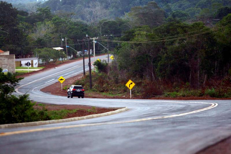 As obras de ampliação da PA-457 (Rodovia Everaldo Martins), que liga o município de Santarém, no Baixo Amazonas, à Vila Balneária de Alter do Chão, devem ser concluídas até o final deste semestre. Já a duplicação do trecho de 1,2 km da Rodovia Fernando Guilhon (PA-453), da saída do shopping Rio Tapajós até o trevo com a Everaldo Martins tem previsão para ser concluída até o final deste mês. Com um investimento de R$ 11.316.789,36 por parte do Governo do Estado, a ampliação da PA-457 prevê a implantação de acostamento com pavimentação, rotatória, ciclovia, sinalização e iluminação em toda sua extensão, que é de 28,68 km. De acordo com a responsável pela execução do projeto, a Empresa Técnica de Engenharia e Comércio (Etec), no momento, as obras estão ocorrendo em uma via de 19 metros de largura, com duas faixas duplas de sete metros cada, acostamento e ciclovia de 2,5 metros com 40 cm de faixa de segurança, contemplando, ainda, duas faixas de circulação de 3,20 metros, mais acostamento de 1,5 em um dos lados.
FOTO: THIAGO GOMES / AG. PARÁ
DATA: 09.03.2018
SANTARÉM - PARÁ <div class='credito_fotos'>Foto: Thiago Gomes /Ag. Pará | <a href='/midias/2018/originais/406e53ab-21e1-4e61-9007-1de22c1befbd.jpg' download><i class='fa-solid fa-download'></i> Download</a></div>