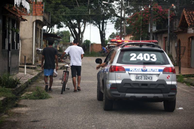A Polícia Militar do Estado iniciou nesta segunda-feira, 30, a operação Sáfara 3, de combate à criminalidade na Grande Belém. Duas áreas de grande incidência criminal Guamá e Tapanã, foram priorizadas nesse primeiro dia de operação. A partir do bairro do Guamá, os policiais percorreram áreas dos bairros da Terra Firme e Jurunas. A partir do Tapanã, foram atendidas áreas da Pratinha, Bengui e Parque Verde. A escolha dos locais teve por base ocorrências criminais monitoradas pela inteligência da Polícia Militar. Só nos bairros do Bengui e Cabanagem, no mês de abril, foram contabilizados onze homicídios.
FOTO: THIAGO GOMES / AG. PARÁ
DATA: 30.04.2018
BELÉM - PARÁ <div class='credito_fotos'>Foto: Thiago Gomes /Ag. Pará | <a href='/midias/2018/originais/407052fc-18b2-4202-8644-807e3e71f34b.jpg' download><i class='fa-solid fa-download'></i> Download</a></div>