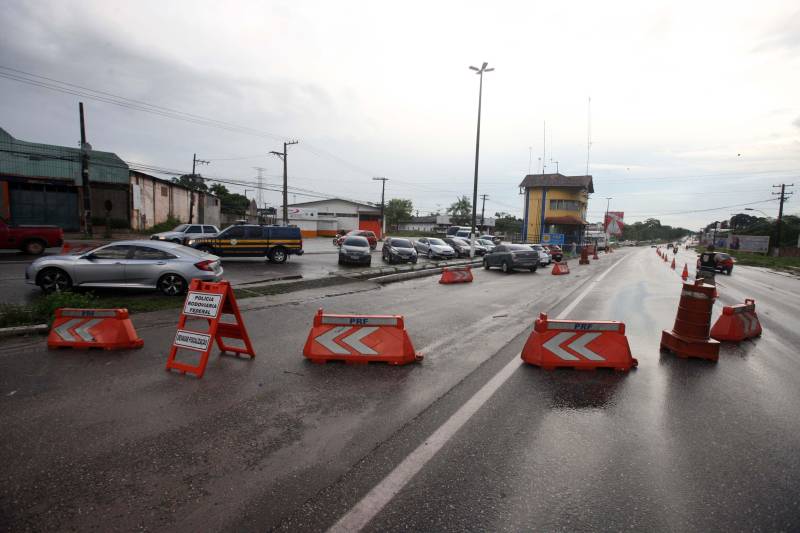 Foi bem sucedida a medida inédita de inversão no trânsito no trecho compreendido entre os quilômetros 13 e 6 da rodovia BR-316, entre os municípios de Marituba e Ananindeua. A ação foi programada para o período de 16h às 22h da terça-feira (13), com o propósito de garantir maior fluidez ao trânsito de veículos que retornavam do feriado de Carnaval.
FOTO: SIDNEY OLIVEIRA / AG. PARÁ
DATA: 13.02.2017
ANANINDEUA - PARÁ <div class='credito_fotos'>Foto: Sidney Oliveira/Ag. Pará | <a href='/midias/2018/originais/4077cfc4-0117-4fcc-ad6d-c2b65de41fe0.jpg' download><i class='fa-solid fa-download'></i> Download</a></div>