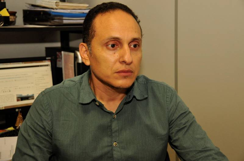 A Secretaria de Estado de Saúde Pública (Sespa) participou nesta quarta-feira (30), em Marituba (Região Metropolitana de Belém), de uma ação de saúde destinada à comunidade de Campina Verde, no entorno do Aterro Sanitário do município. Foi mais uma ação assegurada pelo acordo firmado entre a Sespa, Prefeitura Municipal de Marituba, Ministério Público do Estado (MPE) e o Fórum Fora Lixão, que reúne representantes da população. Desta vez, a ação foi realizada na Igreja Quadrangular Raiz de Davi, oferecendo atendimento em Clínica Médica, Pediatria e Odontologia, vacinação, mensuração de peso, verificação de pressão arterial, exame de glicemia e distribuição de medicamentos. A ação contou com a presença do representante da Sespa, Moysés Mascarenhas (foto), e da representante da Secretaria de Estado de Meio Ambiente e Sustentabilidade, Socorro Colares.

FOTO: ASCOM / SESPA
DATA: 30.05.2018
BELÉM - PARÁ <div class='credito_fotos'>Foto: ASCOM SESPA   |   <a href='/midias/2018/originais/407c25ef-7ffc-4dd7-b20d-0c0f144a0dd8.jpg' download><i class='fa-solid fa-download'></i> Download</a></div>