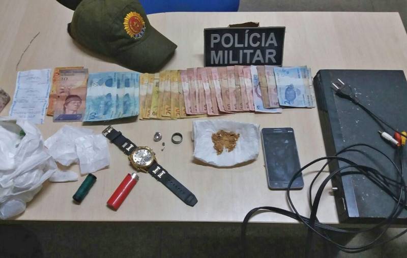 Dados divulgados pelo Comando de Policiamento Regional 1 (CPR 1) mostram que no primeiro trimestre deste ano houve redução de 39% em relação ao mesmo período do ano passado, em relação as ocorrências de roubo, homicídios e latrocínios registradas nos 13 municípios da área de abrangência. A principal redução se deu em relação aos homicídios. Foram registrados, em 2018, 548 casos, contra 864 registros no mesmo período de 2017. A diminuição dos delitos passa por diversos fatores, entre os principais, a otimização do policiamento ostensivo em áreas de risco, o reforço estrutural, como o emprego de novas viaturas e, também, a efetivação do 35º BPM, em Santarém. O relatório do Comando mostra ainda que nos três primeiros meses do ano houve redução nos casos de roubo: 36 (2017) e 28 (2018). O que representa uma redução de 22%. O latrocínio, que segundo o Código Penal caracteriza-se pelo roubo seguido de morte, também teve queda expressiva: nenhuma ocorrência registrada neste ano, contra 4 casos no mesmo período de 2017. Na foto, apreensões e revista de acusados durante trabalho ostensivo da PM.
FOTO: SAMUEL ALVARENGA / SECOM
DATA: 29.04.2018
SANTARÉM - PARÁ <div class='credito_fotos'>Foto: Samuel Alvarenga / Secom | <a href='/midias/2018/originais/407d8de4-84fa-4897-9664-08d5703cfc6a.jpg' download><i class='fa-solid fa-download'></i> Download</a></div>