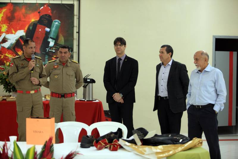 O governador Simão Jatene foi homenageado nesta sexta-feira, 14, com um café da manhã no Quartel do Corpo de Bombeiros Militar do Pará. A homenagem foi feita pela cúpula da Segurança Pública do Estado.

FOTO: MÁCIO FERREIRA / AG. PARÁ
DATA: 14.12.2018
BELÉM - PARÁ <div class='credito_fotos'>Foto: MÁCIO FERREIRA/ AG. PARÁ   |   <a href='/midias/2018/originais/4081cf7a-cf3b-42ab-ada8-8610c8cd8a1e.jpg' download><i class='fa-solid fa-download'></i> Download</a></div>