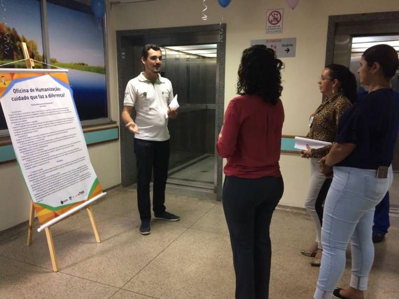 A internação hospitalar é uma situação que ninguém deseja. Mas, quando necessária, quanto mais acolhedora for, melhor para a recuperação do paciente. No Hospital Regional do Sudeste do Pará - Dr. Geraldo Veloso (HRSP), em Marabá (PA), para tornar esse período mais ameno para o usuário, o atendimento se baseia na Política Nacional de Humanização do Sistema Único de Saúde (SUS). Assim, desde o momento da admissão até a alta hospitalar, todas as etapas da assistência prezam pelo bom relacionamento, respeito às necessidades individuais, garantia dos direitos, segurança e qualidade.
FOTO: ASCOM / HRSP
DATA: 02.03.2018
MARABÁ - PARÁ <div class='credito_fotos'>Foto: ASCOM HRSP | <a href='/midias/2018/originais/4083a603-78fe-42a1-a9ac-099893d8d0bd.jpg' download><i class='fa-solid fa-download'></i> Download</a></div>