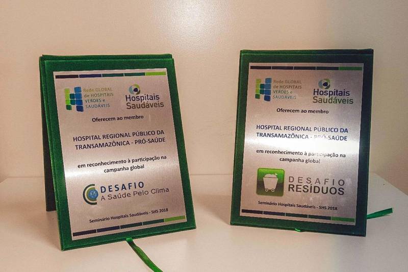As ações de sustentabilidade desenvolvidas pelo Hospital Regional Público da Transamazônica (HRPT), em Altamira (PA), foram reconhecidas durante o 10º Seminário Hospitais Saudáveis, realizado em São Paulo (SP), neste mês de dezembro. A Unidade recebeu a certificação de Menção Honrosa por três projetos desenvolvidos com foco no reaproveitamento de resíduos sólidos e, consequentemente, preservação do meio ambiente.

FOTO: ASCOM HRPT
DATA: 19.12.18
ALTAMIRA - PARÁ <div class='credito_fotos'>Foto: ASCOM HRPT   |   <a href='/midias/2018/originais/40858feb-35ef-43ad-b979-e3db74112501.jpg' download><i class='fa-solid fa-download'></i> Download</a></div>