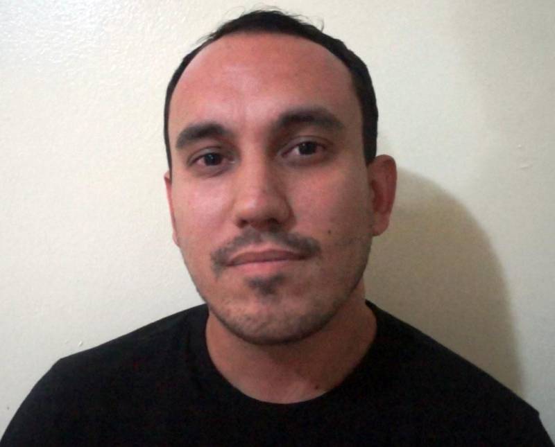 Mais de 120 Unidades Policiais, entre Seccionais, Delegacias e Unidades Integradas de Polícia, situadas em 111 municípios do Pará, receberão novos policiais civis, das categorias de escrivão, investigador e papiloscopista, aprovados no último concurso público. Ao todo, 474 policiais civis das três categorias concluíram o certame e foram empossados. Nesta sexta-feira (23), a Polícia Civil realizou a lotação dos servidores públicos, no auditório A, da Delegacia-Geral, em Belém. Foi quando os agentes policiais escolheram os locais de trabalho no interior do Estado. Além das lotações, os novos policiais civis receberam as armas e demais materiais de trabalho para iniciar as atividades. O procedimento de lotação teve início pela manhã e se estendeu por todo o dia. Na foto, o novo escrivão Tiago Jarró.
FOTO: ASCOM / POLÍCIA CIVIL
DATA: 23.03.2018
BELÉM - PARÁ <div class='credito_fotos'>Foto: Ascom / Polícia Civil | <a href='/midias/2018/originais/408719de-f002-46be-881f-91b3a89f9a56.jpg' download><i class='fa-solid fa-download'></i> Download</a></div>
