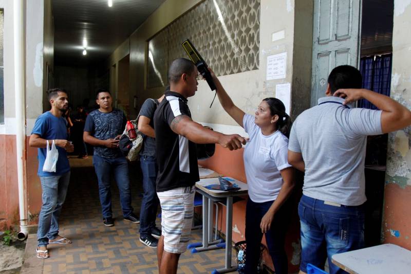 Um total de 9011 candidatos fizeram as provas para concorrer a 500 vagas para agente prisional da Superintendência do Sistema Penitenciário do Estado (Susipe), neste domingo, 18. No total, 11.835 candidatos estavam inscritos para o concurso, que é o primeiro da instituição para o cargo.
As provas foram realizadas em Belém, Altamira, Marabá, Castanhal (foto), Itaituba e Santarém.
FOTO: AKIRA ONUMA / ASCOM SUSIPE
DATA: 18.03.2018
CASTANHAL - PARÁ <div class='credito_fotos'>Foto: Akira Onuma / Ascom Susipe | <a href='/midias/2018/originais/40893f49-e28f-4c52-a7d0-491a8ead01c4.jpg' download><i class='fa-solid fa-download'></i> Download</a></div>