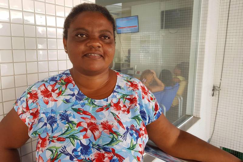 Referência no Sistema Único de Saúde (SUS) no estado para tratamento da obesidade, o Hospital Jean Bitar (HJB) investe na capacitação profissional voltada para prevenção de doenças, inclusive, com orientação clínica do Serviço de Nutrição e Dietética (SND), que alerta para a importância de maior consumo de alimentos naturais, os não industrializados, minimamente processados, sem corantes artificiais, conservantes, aromatizantes e outros aditivos químicos. A professora Maria Francisca da Silva Messias, 44 (foto), reconhece a importância da alimentação mais saudável, com legumes, fibras e a frutas, mas admite que sua família tem o hábito de comer diariamente alimentos mais pesados, como arroz, feijão e carne
FOTO: ASCOM HJB
DATA: 06.03.2018
BELÉM - PARÁ <div class='credito_fotos'>Foto: ASCOM HJB | <a href='/midias/2018/originais/409f2064-54ad-4496-b4c2-49cac07f87fb.jpg' download><i class='fa-solid fa-download'></i> Download</a></div>