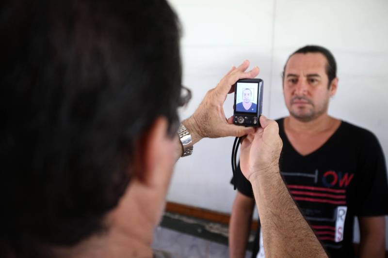 “Perdi todos os documentos na chuva, assim como quase tudo de dentro da casa. Poder tirar os documentos hoje, menos de uma semana depois do desastre e tudo de graça, é bom, chegou na hora certa e vai ajudar muita gente mesmo”. A fala é Adriano Pinheiro, morador do bairro Angelim, um dos 15 afetados pela forte enxurrada que alagou 40% do município de Paragominas, no nordeste paraense, na semana passada. Ele se soma a outras centenas de pessoas que estiveram nesta terça-feira (17), na Escola Municipal Anésia da Costa Chaves, primeiro local da Caravana do ProPaz no município (foto). Semelhante as demais ações do ProPaz Cidadania, o programa está viabilizando no município a emissão de 2ª via de Certidão de Nascimento, Registro Geral (RG), 2ª via de CPF, carteira social (mudança de gênero), fotos para os documentos e a carteira do ID Jovem, que possibilita a jovens de 15 a 29 anos, diversos benefícios, entre eles, meia passagem em trajetos interestaduais.
FOTO: SIDNEY OLIVEIRA / AG. PARÁ
DATA: 17.04.2018
PARAGOMINAS - PARÁ
<div class='credito_fotos'>Foto: Sidney Oliveira/Ag. Pará | <a href='/midias/2018/originais/40a495d5-cc29-4d6d-99ad-c1bf761a5b0f.jpg' download><i class='fa-solid fa-download'></i> Download</a></div>