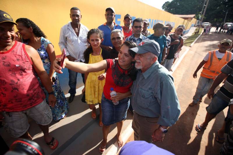 Também foram entregues nesta segunda (25) obras no distrito de Serra Pelada, em Curionópolis, sudeste do Estado. Uma das inaugurações foi a da Escola Estadual de Ensino Médio Joaquina Diamantina. A unidade de ensino teve investimento de R$ 220 mil em serviços nas redes elétrica e hidráulica, além de pintura, melhoria do forro e cobertura, assim como parte do piso, muro e calçada. Fundada em 1989, a escola foi praticamente reconstruída para atender com qualidade os 232 estudantes, nos turnos da tarde e à noite. São três salas de aula; bloco administrativo (sala da direção, sala dos professores e secretaria); uma copa cozinha, uma dispensa para armazenamento de alimentos da merenda escolar e banheiros masculino, feminino e de pessoa com deficiência (PCD). Em Curionópolis, o governador também entregou a pavimentação asfáltica de quatro quilômetros de vias urbanas, uma parceria com a Prefeitura de Curionópolis, dentro do Programa Asfalto na Cidade. Para esta obra, foram destinados R$ 1,7 milhão, que incluem serviços em terra, sub-base e base, pavimentação em CBUQ (Concreto Betuminoso Usinado a Quente) de três centímetros de espessura, meio-fio de concreto com lâmina d’água e sinalização horizontal. Curionópolis é um dos 99 municípios paraenses que assinaram com o governo o Termo de Asfalto, sendo que 33 já iniciaram as obras. Somados, os termos garantirão 529,6 km de pavimentação de vias urbanas – um investimento total de quase R$ 255 milhões do Tesouro Estadual.
FOTO: THIAGO GOMES / AG. PARÁ
DATA: 25.06.2018
CURIONÓPOLIS - PARÁ <div class='credito_fotos'>Foto: Thiago Gomes /Ag. Pará | <a href='/midias/2018/originais/40a7b5f9-3977-4a25-8fc8-d8c6a5b4416e.jpg' download><i class='fa-solid fa-download'></i> Download</a></div>