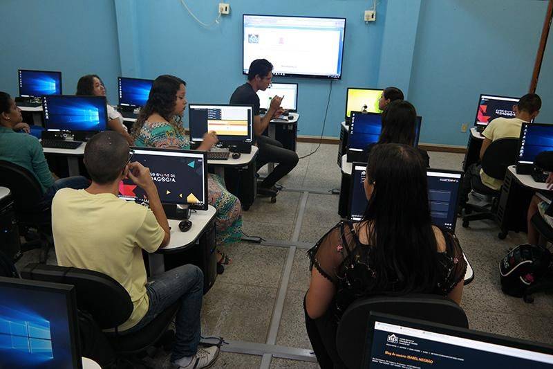 O curso de Pedagogia Bilíngue do Centro de Ciências Sociais e Educação (CCSE) da Universidade do Estado do Pará (Uepa) teve sua primeira aula no último sábado, 10. Entretanto, diferente dos demais cursos que também iniciaram suas atividades, a Pedagogia Bilíngue chega para preencher uma lacuna histórica: a inclusão de alunos surdos em todos os níveis de ensino.
FOTO: FERNANDA MARTINS / ASCOM UEPA
DATA: 12.03.2018
BELÉM - PARÁ <div class='credito_fotos'>Foto: FERNANDA MARTINS / ASCOM UEPA | <a href='/midias/2018/originais/40a88159-fa15-4334-bf91-0ae95841b6ab.jpg' download><i class='fa-solid fa-download'></i> Download</a></div>