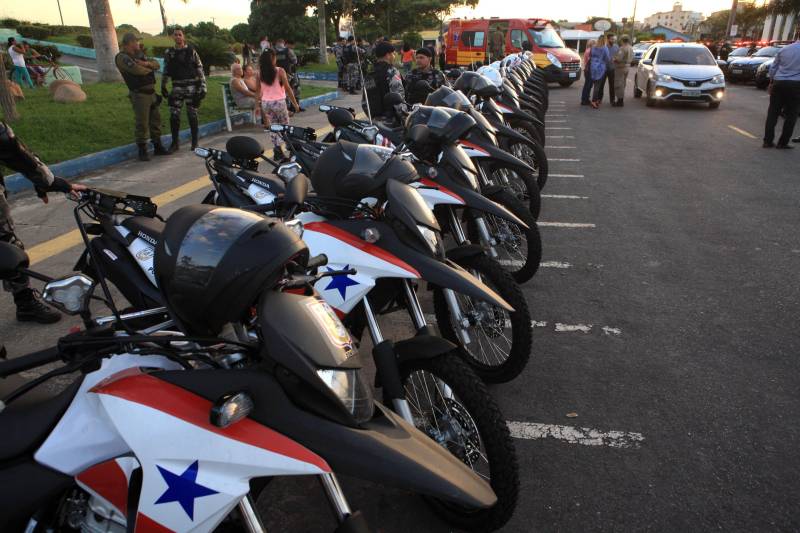A agenda governamental terminou no município de Castanhal com a entrega de 18 viaturas e 20 motos para a Polícia Militar (PM) e duas ambulâncias resgate para o Corpo de Bombeiros. A secretária de Municípios Sustentáveis, Izabela Jatene, que representou o governador Simão Jatene, fez um balanço positivo das ações.

FOTO: RODOLFO OLIVEIRA / AG. PARÁ
DATA: 13.06.2018
CASTANHAL - PARÁ <div class='credito_fotos'>Foto: Rodolfo Oliveira/Ag. Pará   |   <a href='/midias/2018/originais/40a906bd-5a8a-497d-8dfc-ea38df7e7acf.jpg' download><i class='fa-solid fa-download'></i> Download</a></div>