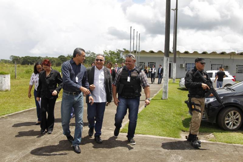 O Centro de Recuperação Penitenciário do Pará III (CRPPIII), localizado no Complexo Penitenciário de Santa Izabel, recebeu na manhã desta segunda-feira (16), a visita da Comissão de Direitos Humanos e Minorias da Câmara Federal, representada pelo deputado federal Edmilson Rodrigues, do PSOL, além de representantes da Defensoria Pública do Pará, da Ordem dos Advogados do Brasil Seção Pará (OAB-PA) e da Ouvidoria de Segurança Pública do Estado.
FOTO: AKIRA ONUMA / ASCOM SUSIPE
DATA: 16.04.2018
SANTA IZABEL DO PARÁ - PARÁ <div class='credito_fotos'>Foto: Akira Onuma / Ascom Susipe | <a href='/midias/2018/originais/40b6a3ce-3738-4cca-a9ba-6cdd75336eaa.jpg' download><i class='fa-solid fa-download'></i> Download</a></div>