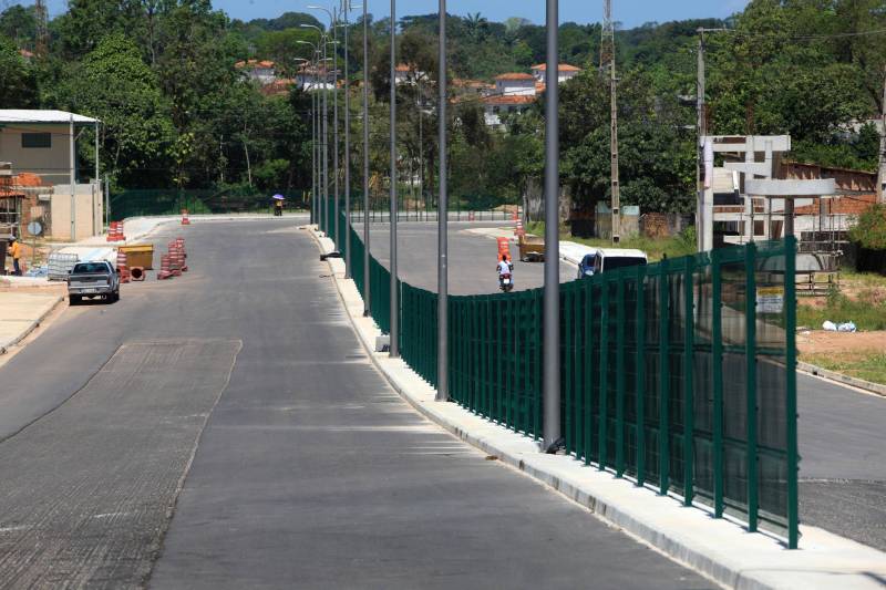Com a chegada do verão, as obras de prolongamento da Avenida João Paulo II (foto) entram em ritmo acelerado. A partir do final desta semana, o número de operários envolvidos na obra, que hoje chega a 350, vai passar a ser de 600, o que garantirá maior celeridade na conclusão das obras, previstas para até o final de julho. “Faltam menos de 10% para que a gente conclua toda a obra. São detalhes de pavimentação nas vias de acesso, calçada, gradil, iluminação, o que a gente chama de acabamento. E nesse acabamento, incluímos também as passarelas, que são montadas fora e, a partir daí, são levadas para o canteiro de obra e colocadas em seus devidos lugares. As passarelas são importantes para segurança dos pedestres que vão precisar atravessar a João Paulo. Da mesma forma, a sinalização horizontal e vertical são fundamentais para circulação dos pedestres, motoristas, motociclistas e ciclistas por toda a avenida. A expectativa é que possamos entregar o mais breve possível o prolongamento da Avenida João Paulo II à população, de forma a garantir melhoria da qualidade de vida, saúde, lazer, mobilidade e mais segurança para quem mora nessa área”, informa o diretor geral do Núcleo de Gerenciamento de Transportes Metropolitano (NGTM), César Meira.

FOTO: MÁCIO FERREIRA / AG. PARÁ
DATA: 12.06.2018
BELÉM - PARÁ <div class='credito_fotos'>Foto: MÁCIO FERREIRA/ AG. PARÁ   |   <a href='/midias/2018/originais/40b90de8-c9f0-43cf-bffc-11743f8db73a.jpg' download><i class='fa-solid fa-download'></i> Download</a></div>