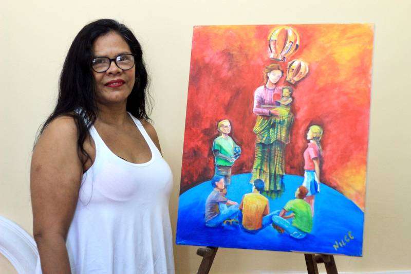 Uma cerimônia realizada na manhã desta quarta-feira (21), no auditório da Escola de Administração Penitenciária (EAP), premiou os cinco primeiros colocados do concurso de pintura do Projeto Libert’Art 2018, realizado pela Arquidiocese de Belém, por meio da Pastoral Carcerária. Essa é a 13ª edição do concurso, que conta com a parceria da Superintendência do Sistema Penitenciário do Pará (Susipe). A premiação faz parte da programação oficial do Círio 2018, que este ano teve como tema “Uma jovem chamada Maria”. Na foto, a interna Nilce da Silva .
FOTO: VELOSO JÚNIOR/ASCOM SUSIPE
DATA: 21.11.2018
BELÉM - PARÁ <div class='credito_fotos'>Foto: Akira Onuma / Ascom Susipe | <a href='/midias/2018/originais/40c02d43-b4fe-4d2f-9e75-744c30bd0897.jpg' download><i class='fa-solid fa-download'></i> Download</a></div>