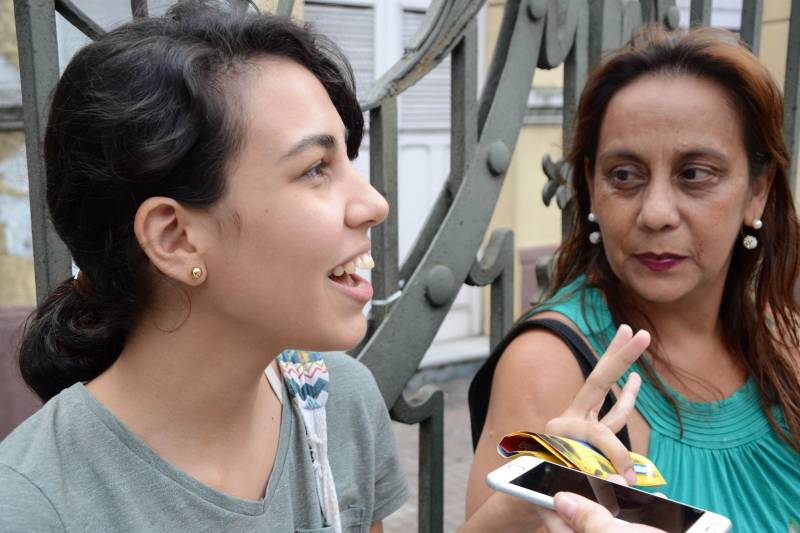 Estudantes de todo o Pará realizaram, neste domingo (11), a segunda prova do Exame Nacional do Ensino Médio. Durante cinco horas, eles resolveram 90 questões de Matemática e Ciências da Natureza (com Física, Química e Biologia). As irmãs Giovanna Martini, 16 anos, e Sara Martini, 19 anos (e), se prepararam em casa para a prova.
FOTO: FERNANDO NOBRE / ASCOM SEDUC
DATA: 11.11.2018
BELÉM - PARÁ <div class='credito_fotos'>Foto: FERNANDO NOBRE/ASCOM SEDUC | <a href='/midias/2018/originais/40c07877-948c-4c11-883e-0d0c2c177233.jpg' download><i class='fa-solid fa-download'></i> Download</a></div>