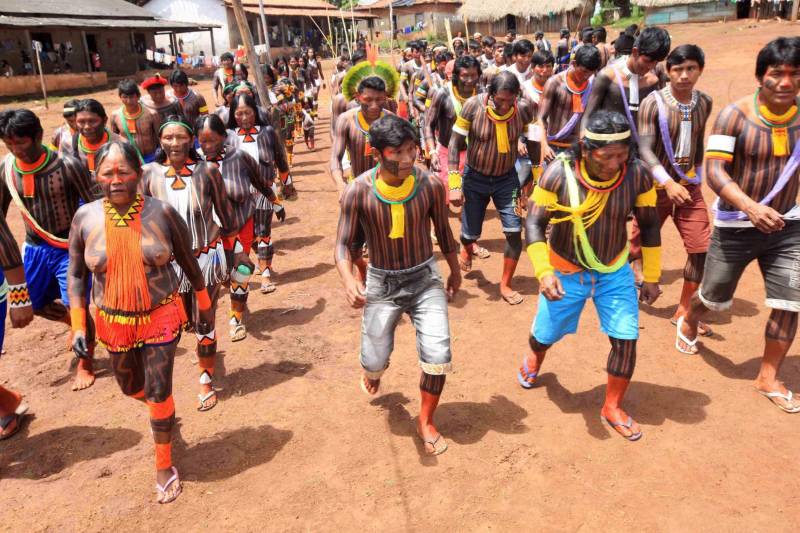 Está quase tudo pronto para a 6ª Semana dos Povos Indígenas, que começa neste domingo (15), em São Félix do Xingu, no sudeste do Pará. Antes de sair das aldeias em direção a São Félix – o terceiro maior município paraense em extensão territorial, atrás apenas de Altamira e Oriximiná –, as tribos fazem festa, numa espécie de preparação para os dias vindouros longe de casa. Na aldeia Krôkamôr, às margens do Rio Xingu e longe cerca de oito horas de barco da sede municipal, homens, mulheres e crianças Kayapó se unem na dança Kwyrykangô.
FOTO: RODOLFO OLIVEIRA / AG. PARÁ
DATA: 15.04.2018
SÃO FÉLIX DO XINGU - PARÁ <div class='credito_fotos'>Foto: Rodolfo Oliveira/Ag. Pará | <a href='/midias/2018/originais/40c1a8d5-0de5-4210-a7eb-25079efb1da0.jpg' download><i class='fa-solid fa-download'></i> Download</a></div>