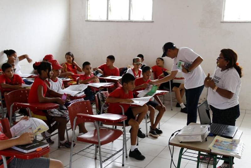 Mais de 180 pessoas foram alcançadas nas ações educativas realizadas por agentes de educação para o trânsito do Departamento de Trânsito do Estado (Detran), nesta sexta-feira (30) e na última quinta-feira (29), no município de Salinópolis. Na última quinta-feira, os agentes de educação do Detran realizaram, também, palestras educativas voltadas ao tema trânsito, com crianças do Projeto Vida no Trânsito (foto) do 13º Grupamento Bombeiro Militar (GBM).
FOTO: ASCOM DETRAN
DATA: 30.03.2018
SALINÓPOLIS - PARÁ <div class='credito_fotos'>Foto: ASCOM DETRAN | <a href='/midias/2018/originais/40ca0cfb-fc72-4ebc-a8c9-8dd807699fe5.jpg' download><i class='fa-solid fa-download'></i> Download</a></div>
